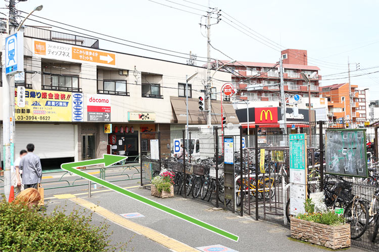 出口から右手側マクドナルド側に進みます