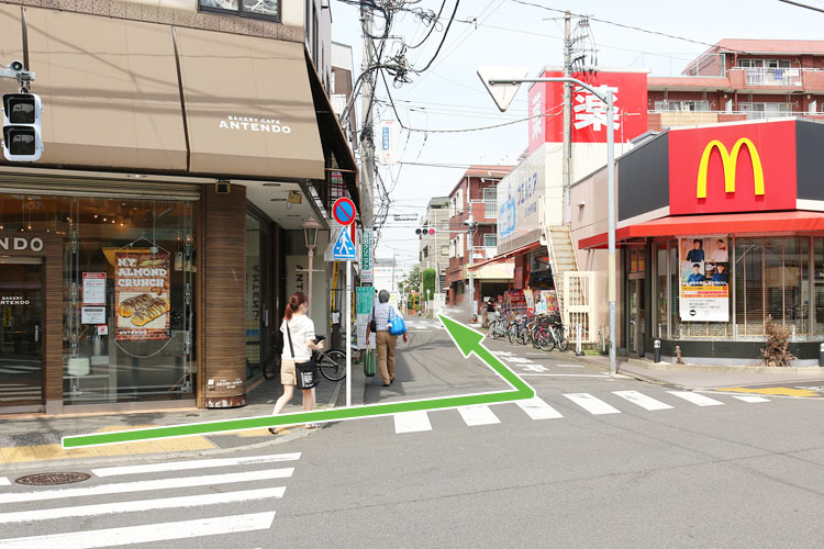 マクドナルド左手の道に入ります