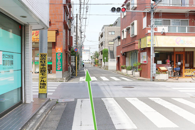 ぶつかった十字路を直進します