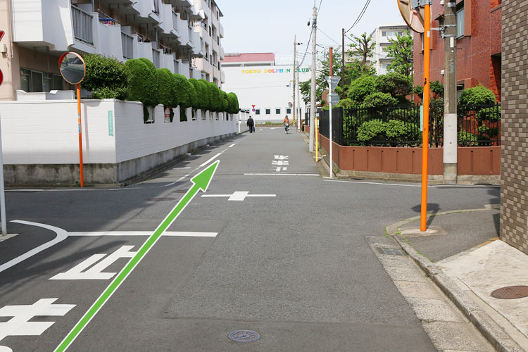また十字路にぶつかりますが直進します