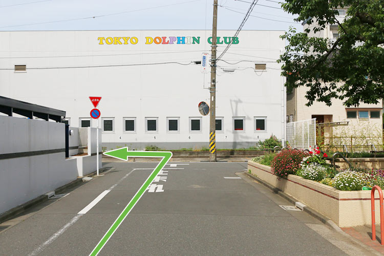 Ｔ字路にきたら左に曲がります