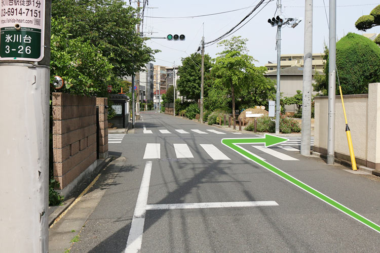 次の十字路で右に曲がります