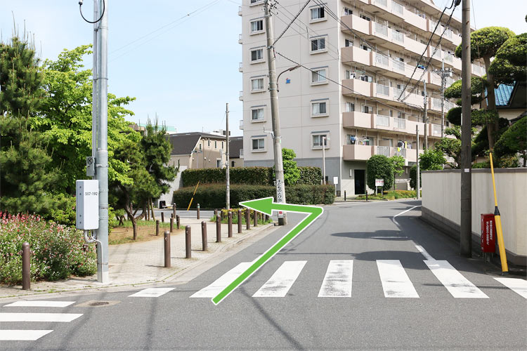 左手側の氷川台三丁目公園に沿い、Ｙ字路を左に曲がります