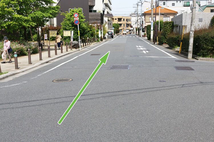 この通りを直進します