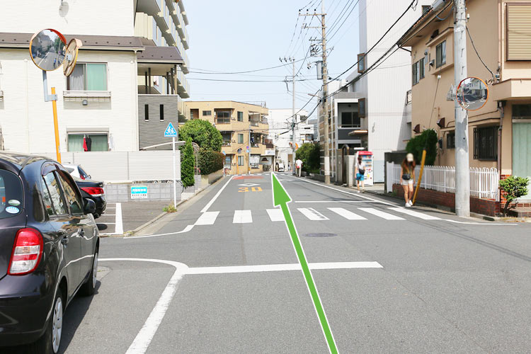 十字路を直進します