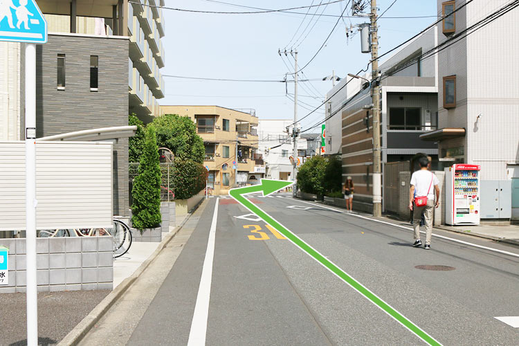 正面のY字路を右に曲がります